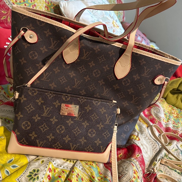 Louis Vuitton - Picture 1 of 3